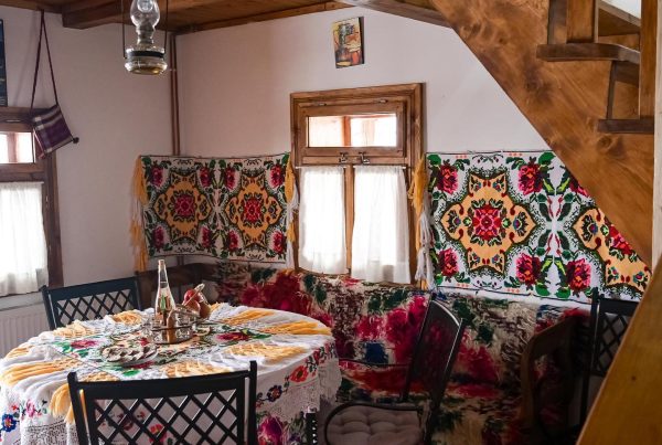 Scapă de stres și redescoperă bucuria tradițiilor maramureșene la Soare-n Maramureș